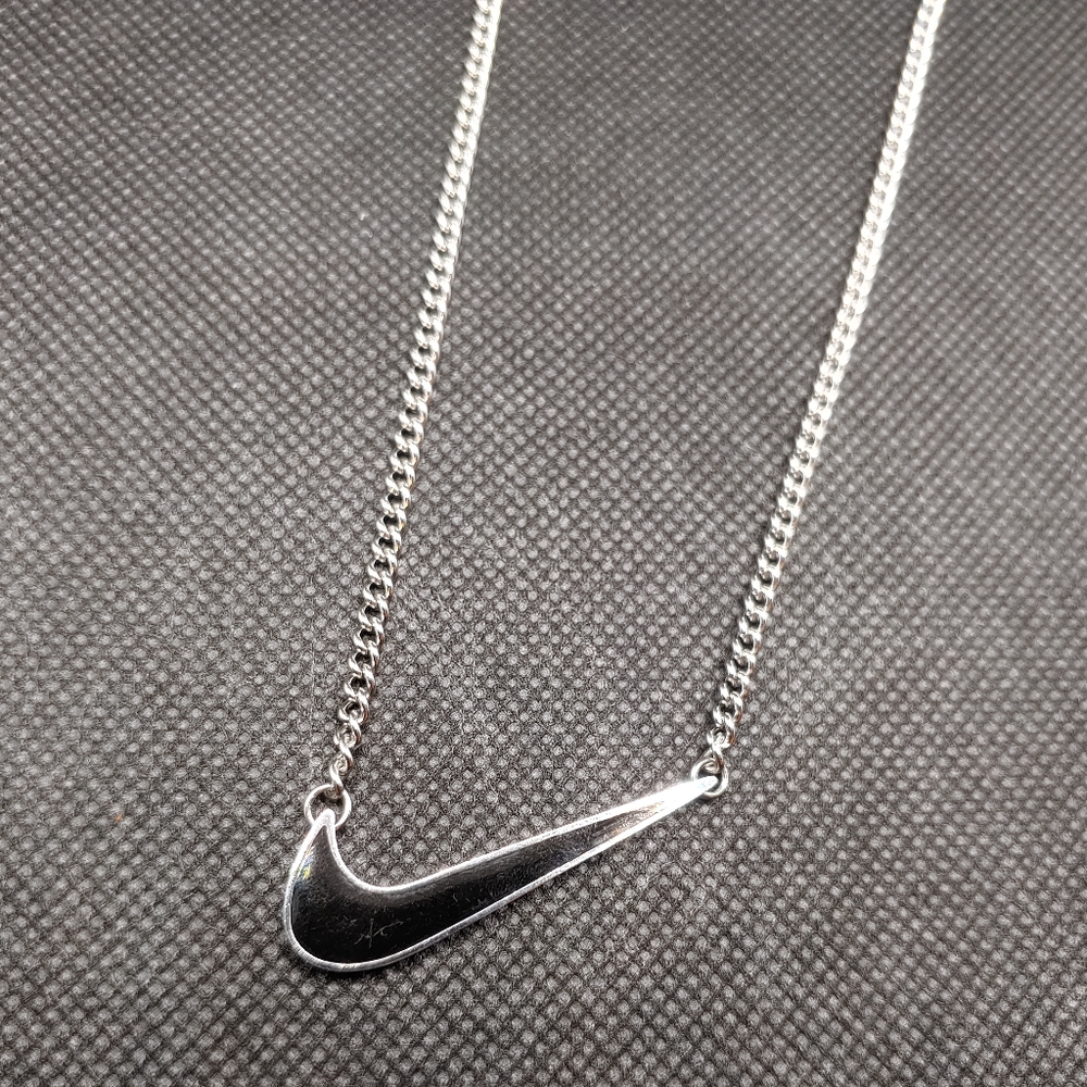 Nike necklace w/giftbox